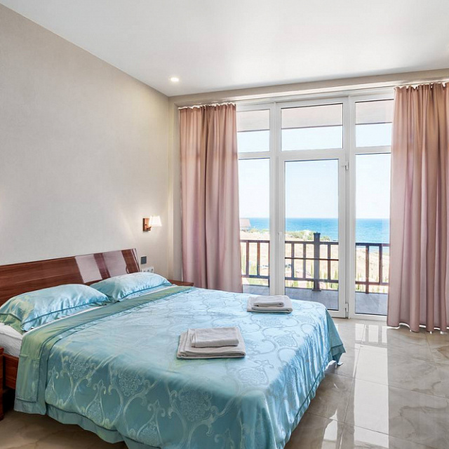 Двухкомнатный сьют в Алуште- вид спальни 